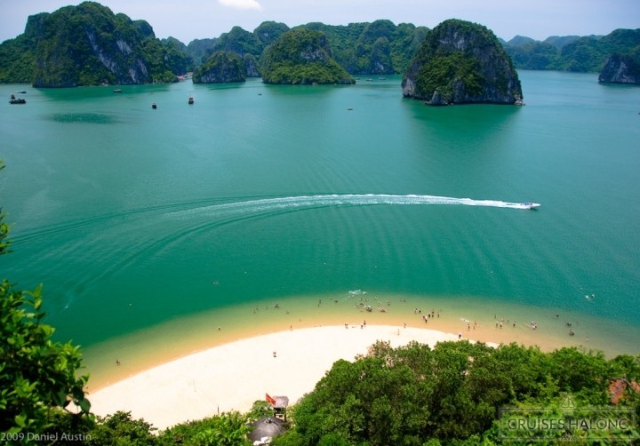 httpwwwcruiseshalongcomuploadsphotosdestination2Halong-bay4_220FILEminimizer720-502jpg