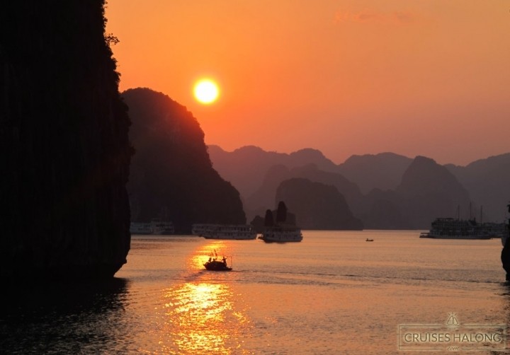 httpwwwcruiseshalongcomuploadsphotosdestination2Halong-bayhalong_bay_by_altugg-d5rgs2e20FILEminimizer720-502jpg